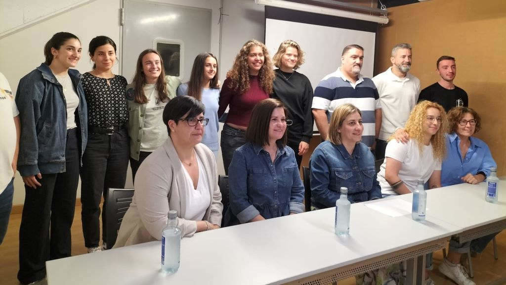 Foto de familia das xogadoras (segunda fila) e o consello de administración (sentadas) do novo conxunto galego na OK Liga. (Foto: Nós Diario).