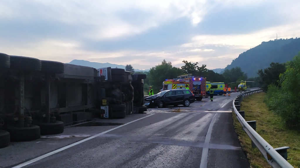 Momentos posteriores ao accidente en Vilamartín de Valdeorras (foto: Garda Civil).