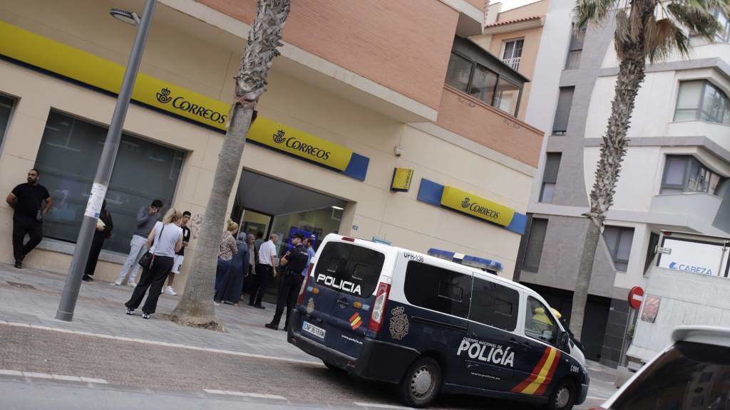 Intervención policial dunha oficina de Correos de Melilla, o pasado 17 de maio. (Foto: Ilies Amar / Europa Press)