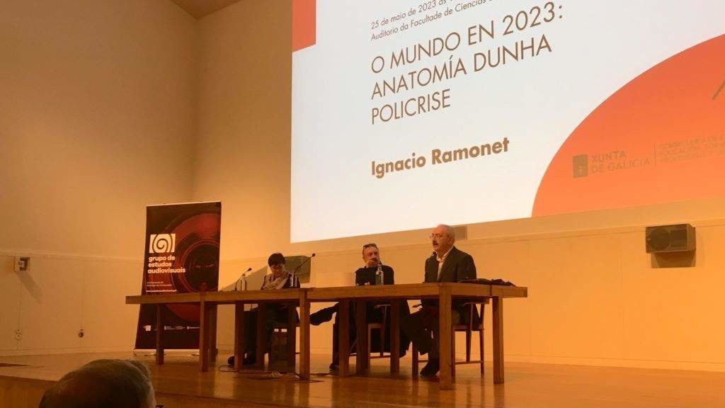Relatorio de Ignacio Ramonet ofrecido esta quinta feira na Facultade de Comunicación da USC. (Foto: Manuel Barreiro)