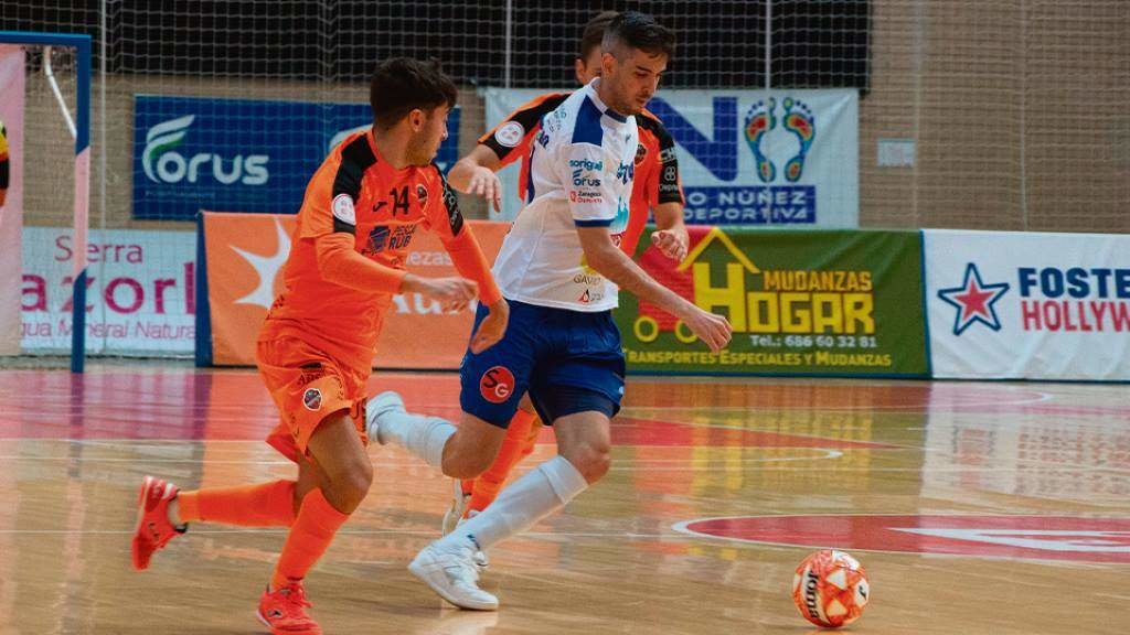 Adri Ortego, do Sala 10 Zaragoza, pugna por un balón con Alberto, do Burela, no primeiro partido. (Foto: LNFS)