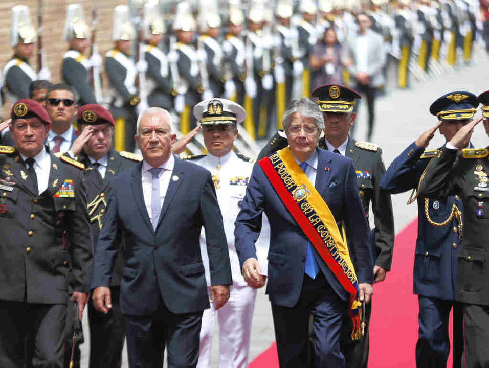 O presidente do Ecuador, Guillermo Lasso (á dereita), na entrega do seu Informe á Nación, a cuarta feira. (Foto: Juan Diego Montenegro Alban / DPA)