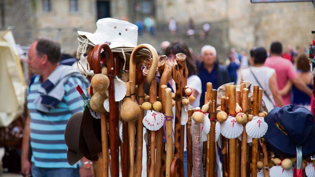 Posto de 'souvenirs' na praza da Quintana, en Compostela, ateigada de turistas. (Foto: Nós Diario)