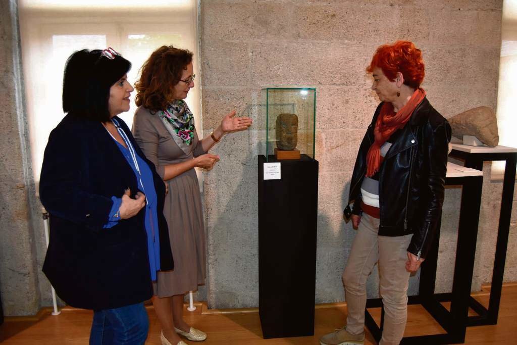 A directora do Museo, Aurelia Balseiro, mostra a peza a Maite Ferreiro, vicepresidenta da Deputación.