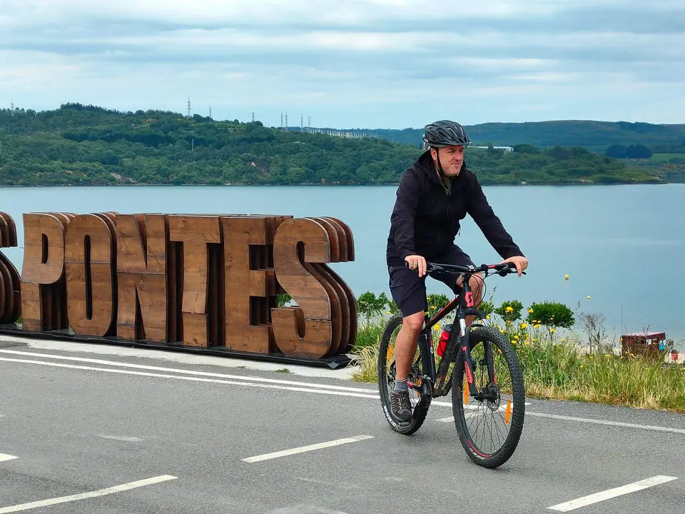 Formoso paseando en bicicleta nas Pontes (Foto: N&oacute;s Diario).