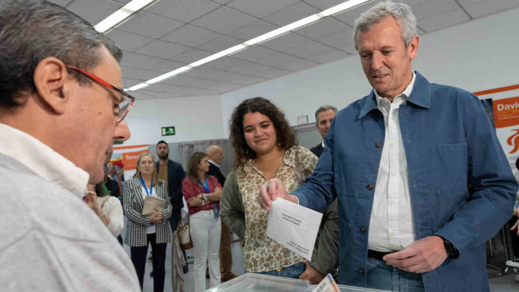 Alfonso Rueda votando en Pontevedra (Foto: Nós Diario).