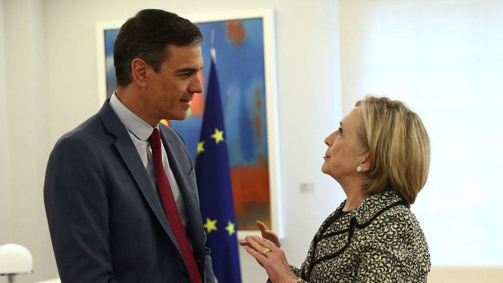 O presidente do Goberno do Estado español, Pedro Sánchez, e  a ex secretaria de Estado dos EUA, Hillary Clinton, onte na Moncloa. (Foto: A Moncloa)