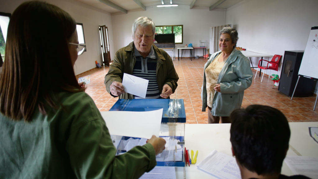Unha parella vota nas eleccións municipais nunha mesa electoral en Portomarín (comarca de Lugo). (Foto: Carlos Castro / Europa Press)
