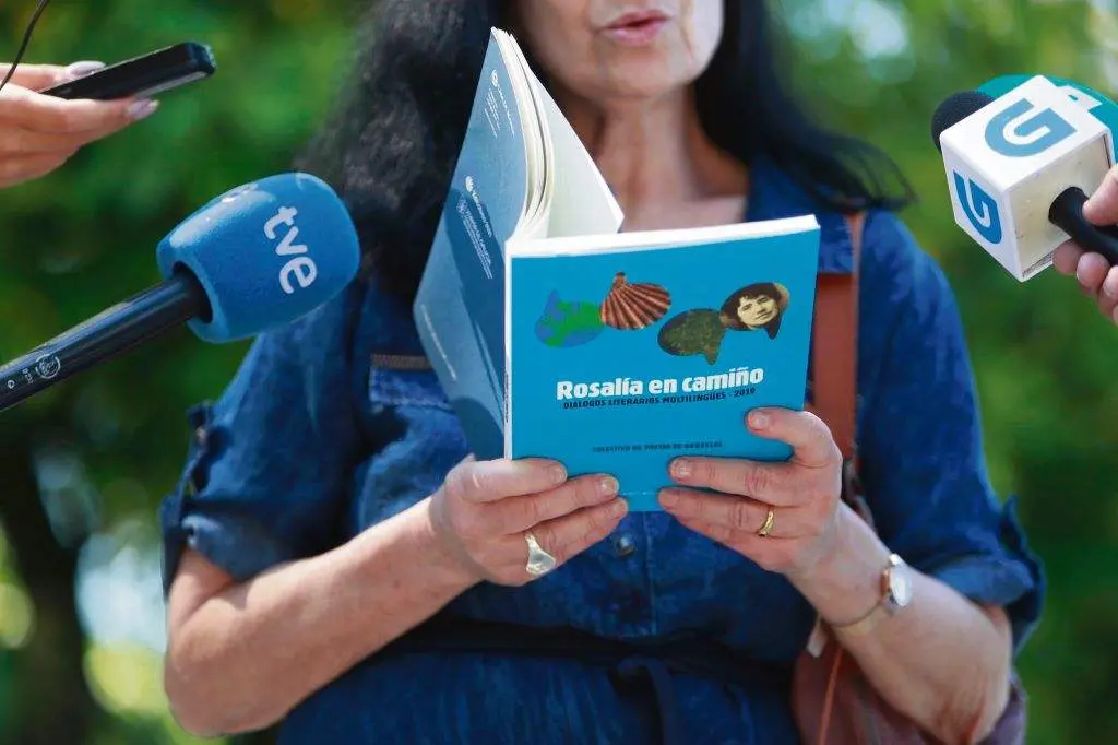 Lectura nunha edici&oacute;n anterior de 'Rosal&iacute;a en cami&ntilde;o'.