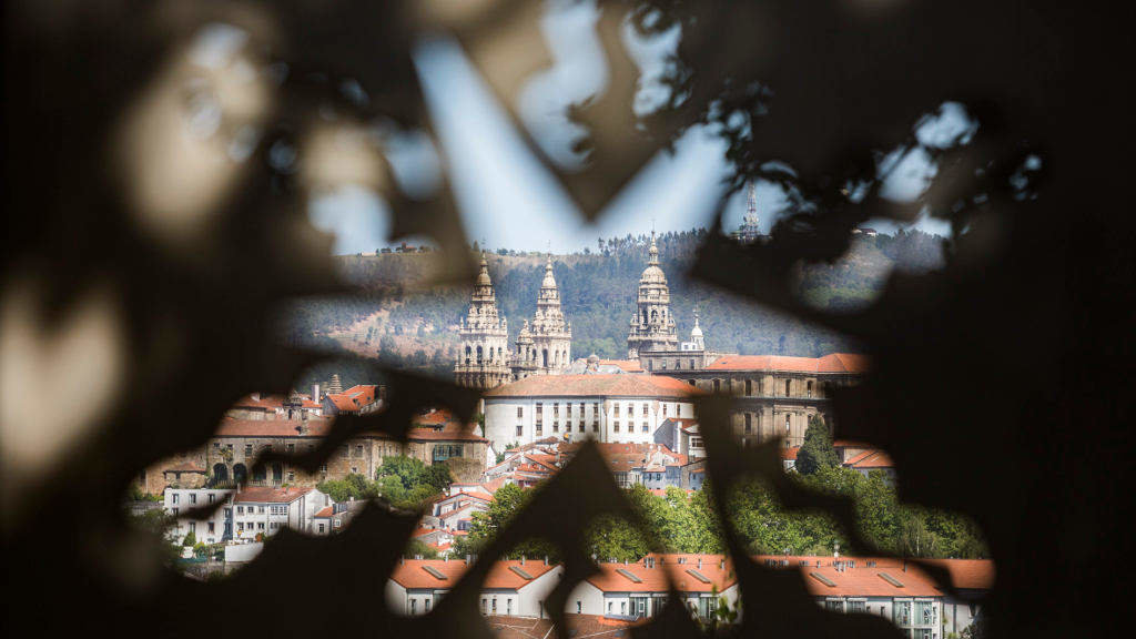 Vista desde 'O Prisma dos Sentidos', obra de Acisclo Manzano instalada no bosque da Cidade da Cultura en Compostela. (Foto: Rocío Cibes)