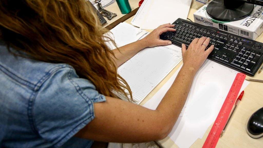 #oficina #muller #traballo #traballadora #teclado #ordenador (Foto: Ricardo Rubio / Europa Press)