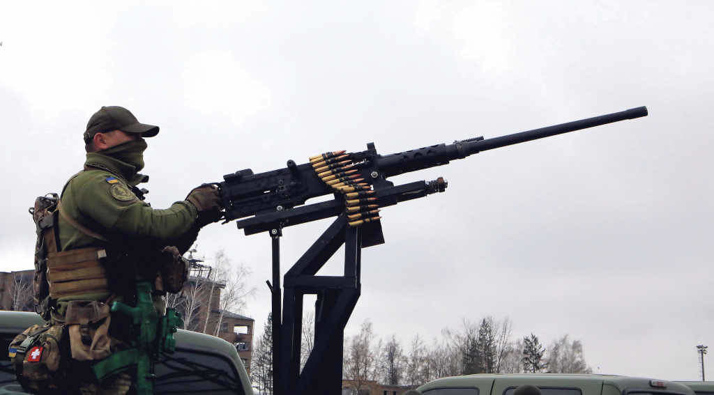 Un militar das Forzas Armadas de Ucraína detrás dunha ametralladora. (Foto: Volodymyr Tarasov)
