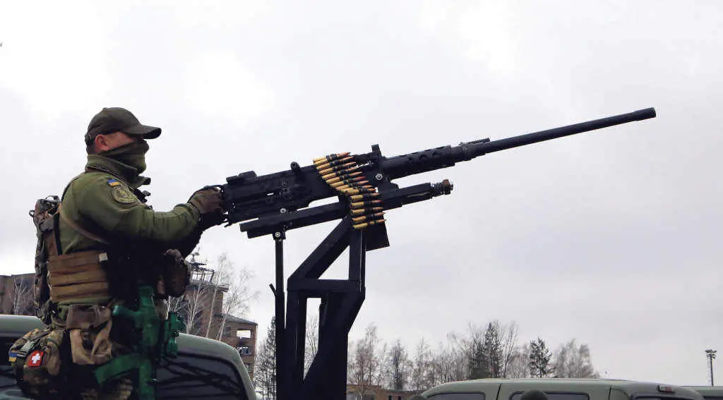 Un militar das Forzas Armadas de Ucra&iacute;na detr&aacute;s dunha ametralladora. (Foto: Volodymyr Tarasov)