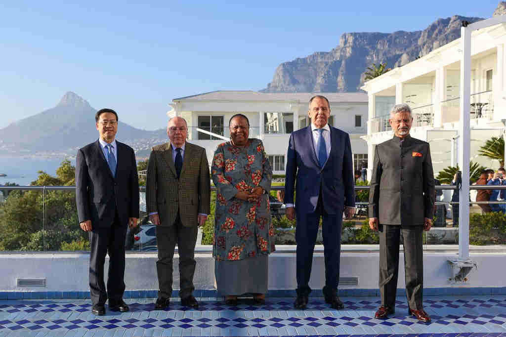 M. Zhaoxu (a China), M. Vieira (o Brasil), N. Pandor (Suráfrica), S. Lavrov (Rusia) e S. Jaishankar (a India), a quinta feira na xuntanza. (Foto: Ministerio de Asuntos Exteriores de Rusia)