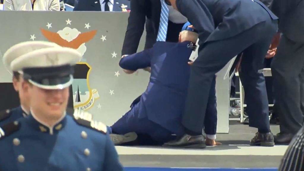 Caída de Joe Biden nun acto das Forzas Armadas. (Foto: @bennyjohnson / Twitter)
