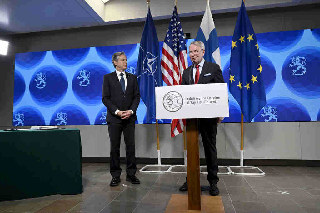 Blinken, secretario de Estado dos EUA, e o seu homólogo finés, P. Haavisto, a sexta feira. (Foto: Emmi Korhonen / Lehtikuva / DPA)