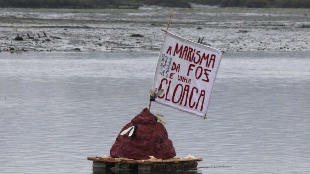 A 'caca' flotante colocada no esteiro do río Miñor. (Foto: Raka)