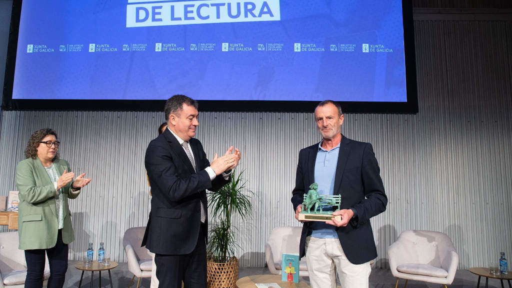 O conselleiro de Cultura, Educación, FP e Universidades, Román Rodríguez, e o autor galardoado, Manuel Núñez Singala. (Foto: Xoán Crespo)