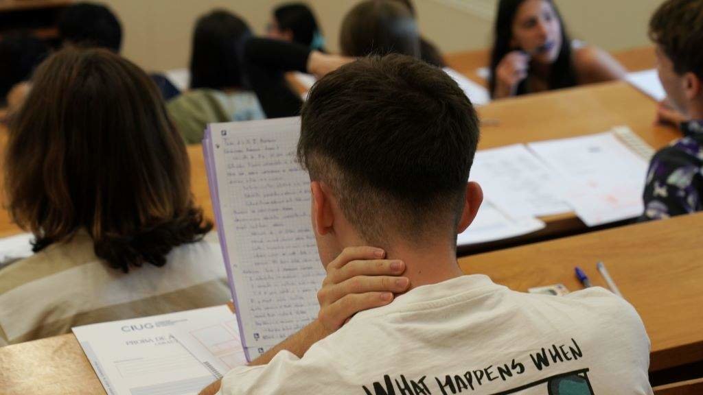 Un estudante dá un último repaso aos apuntamentos antes de comezar o exame na Facultade de Comunicación da USC. (Foto: Álvaro Ballesteros / Europa Press)