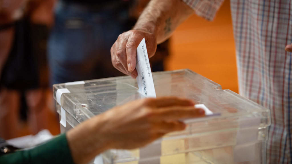 Unha persoa votando o pasado 28 de maio. (Foto: Joaquin Corchero / Europa Press)