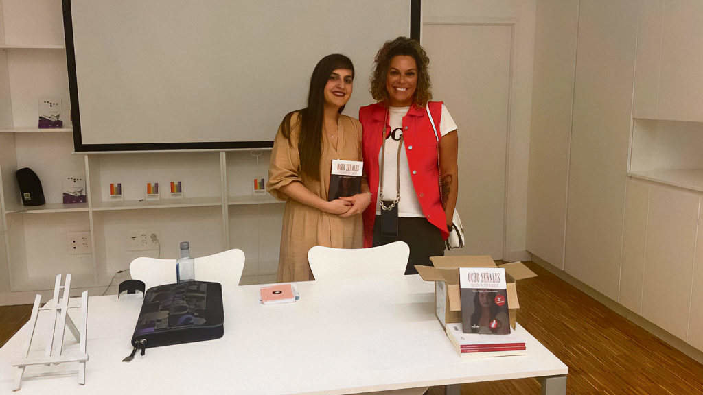 Noelia Míguez e Patricia Calveiro esta terza feira en Compostela, na presentación do libro. (Foto: Nós Diario)