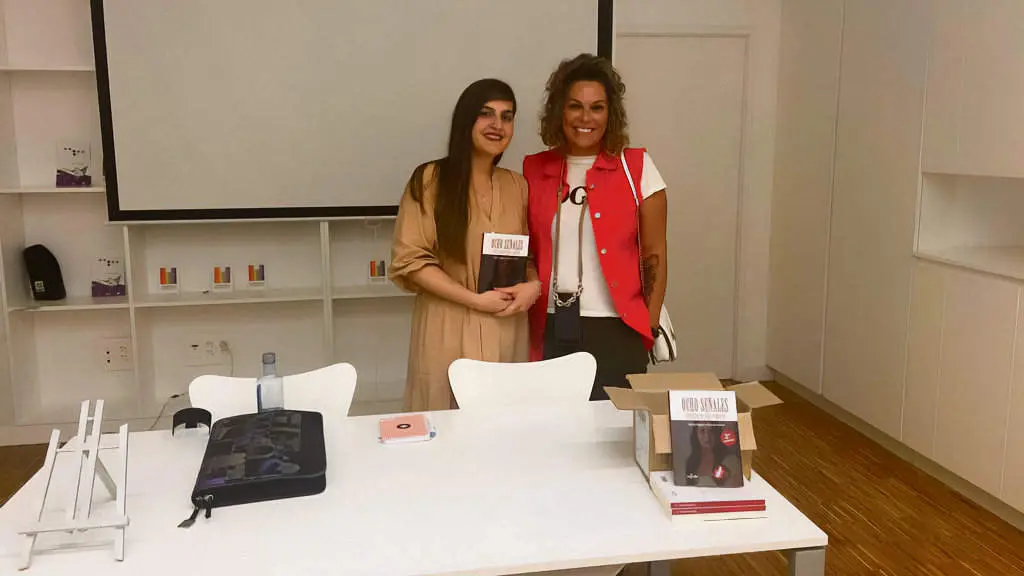 Noelia M&iacute;guez e Patricia Calveiro esta terza feira en Compostela, na presentaci&oacute;n do libro. (Foto: N&oacute;s Diario)