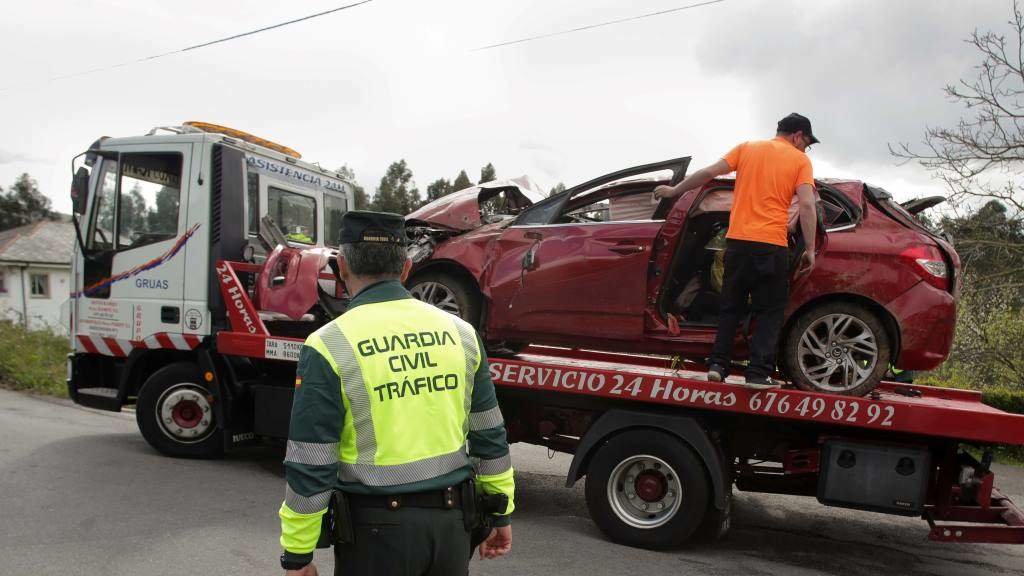 Un Garda Civil vixía a retirada do coche sinistrado, no accidente, por un guindastre. (Foto: Carlos Castro / Europa Press)