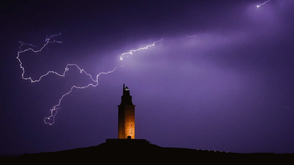 Raio sobre a Torre de Hércules, na Coruña. (Foto: M. Dylan / Europa Press)