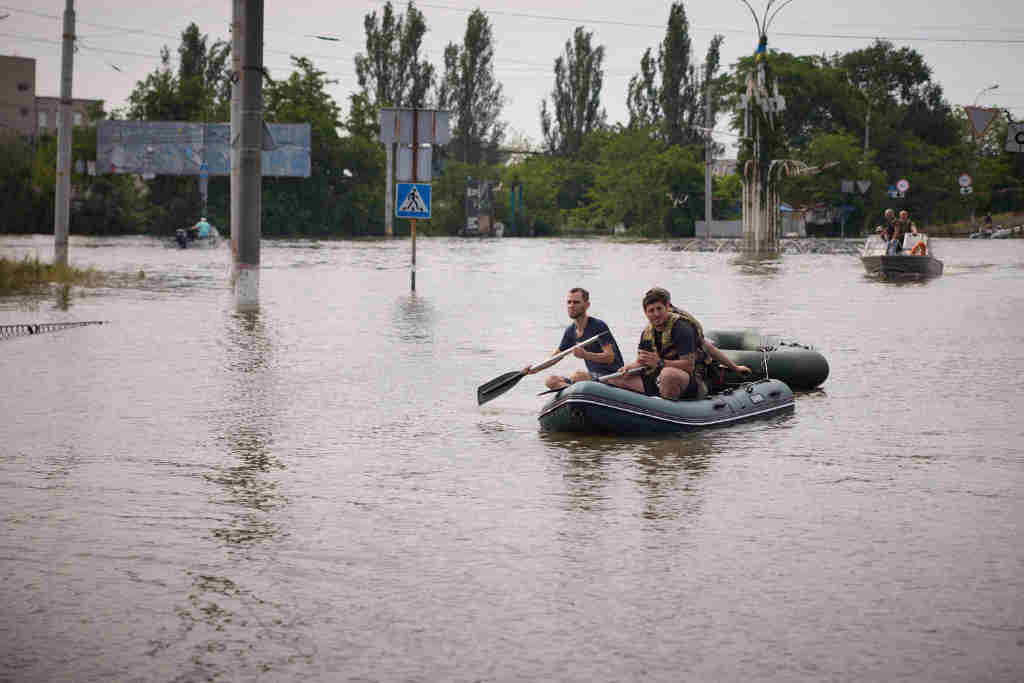 Equipo de rescate en Khersón. (Foto: Ukranian Presidency / Dpa)