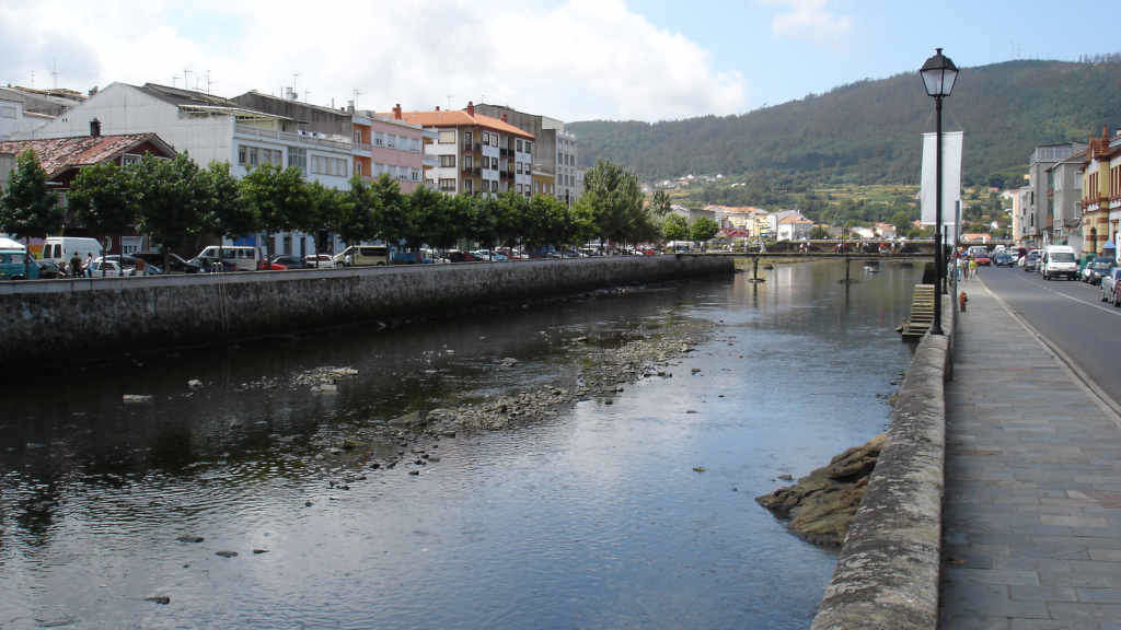 O río Traba ao seu paso pola localidade de Noia (Foto: Nós Diario).
