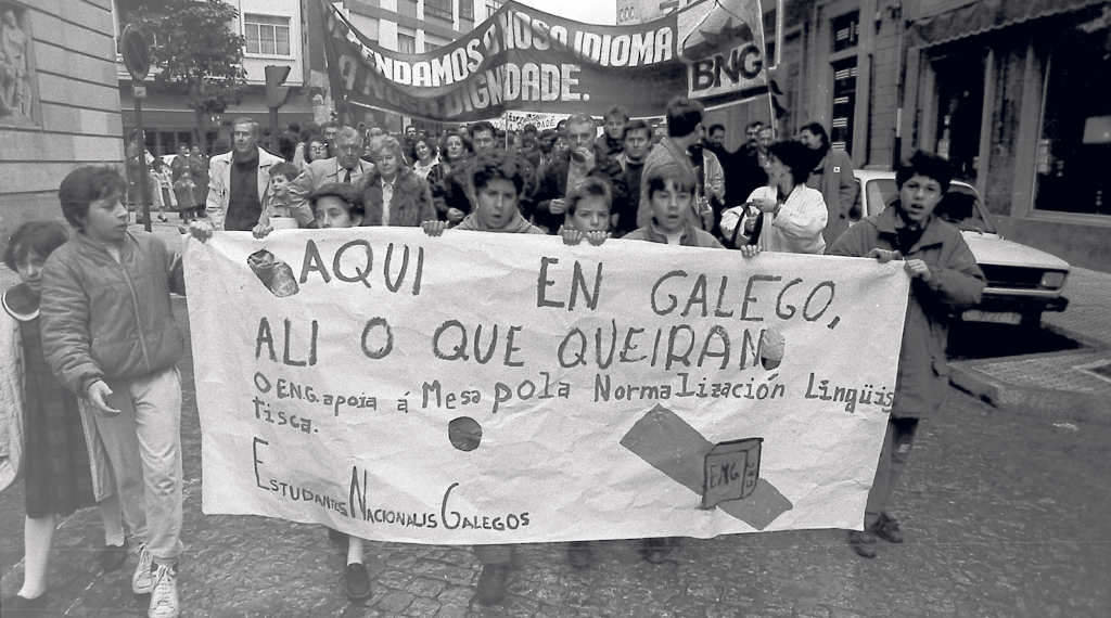 Nenos portando unha faixa na manifestación en defensa da lingua de decembro de 1987, en Compostela (Foto: S.G.).