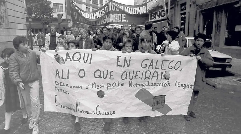 Nenos portando unha faixa na manifestaci&oacute;n en defensa da lingua de decembro de 1987, en Compostela (Foto: S.G.).