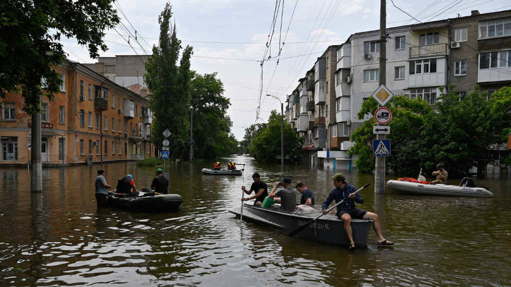 Voluntarios realizan traballos de evacuación de residentes afectados pola inundación en Khersón. (Foto: Europa Press / Contacto / Sergei Chuzavkov)