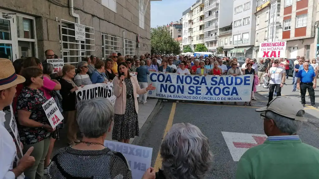 A veci&ntilde;anza de Moa&ntilde;a (O Morrazo) leva 80 domingos consecutivos mobiliz&aacute;ndose para exixir a recuperaci&oacute;n de servizos m&eacute;dicos na vila. (Foto: N&oacute;s Diario)