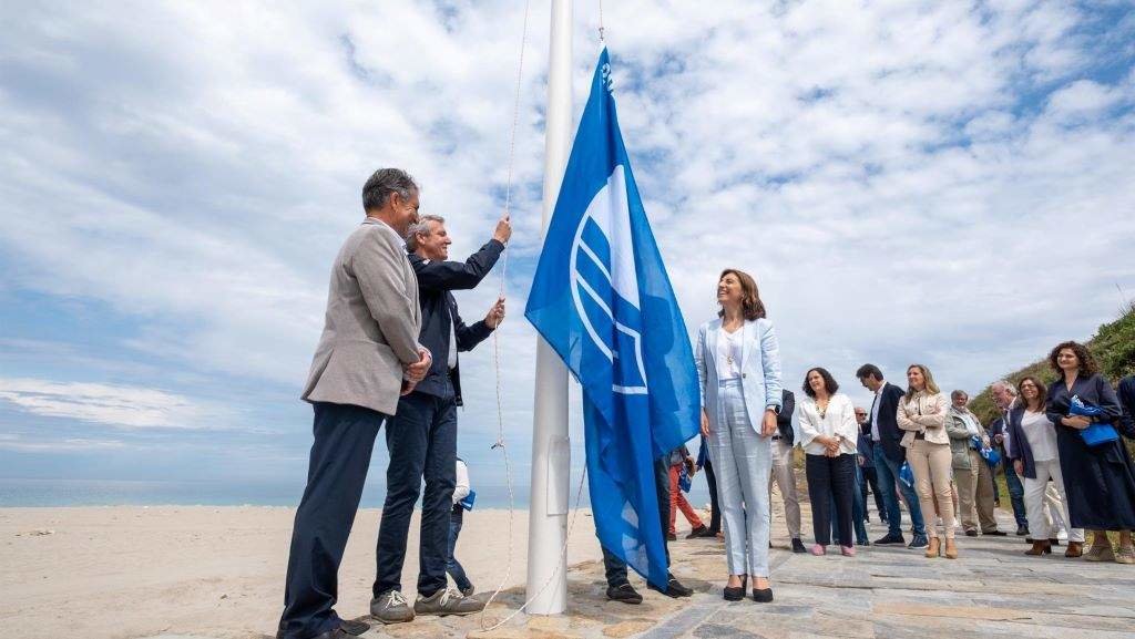 Alfonso Rueda izando a bandeira azul dunha praia en Arteixo. (Foto: David Cabezón)