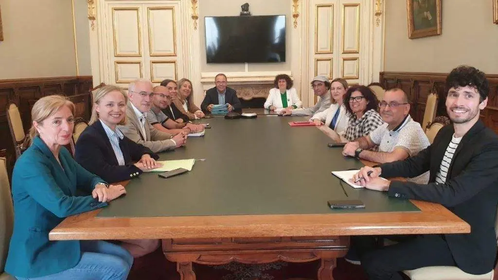 Os equipos de PSOE e BNG reun&iacute;ronse esta terza feira no Pazo de Raxoi. (Foto: Concello de Santiago)