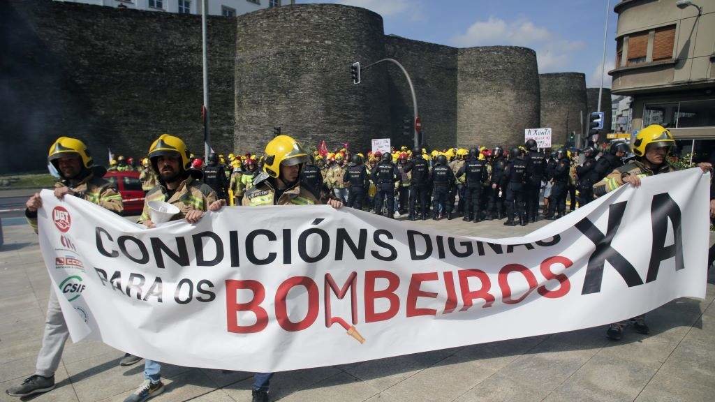 Protesta dos bombeiros en Lugo o pasado 23 de maio. (Foto: Carlos Castro / Europa Press)