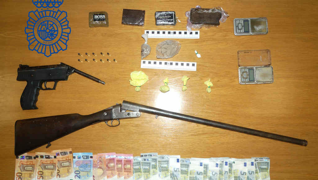 A droga e armas incautadas en Compostela (Foto: Policía Nacional).