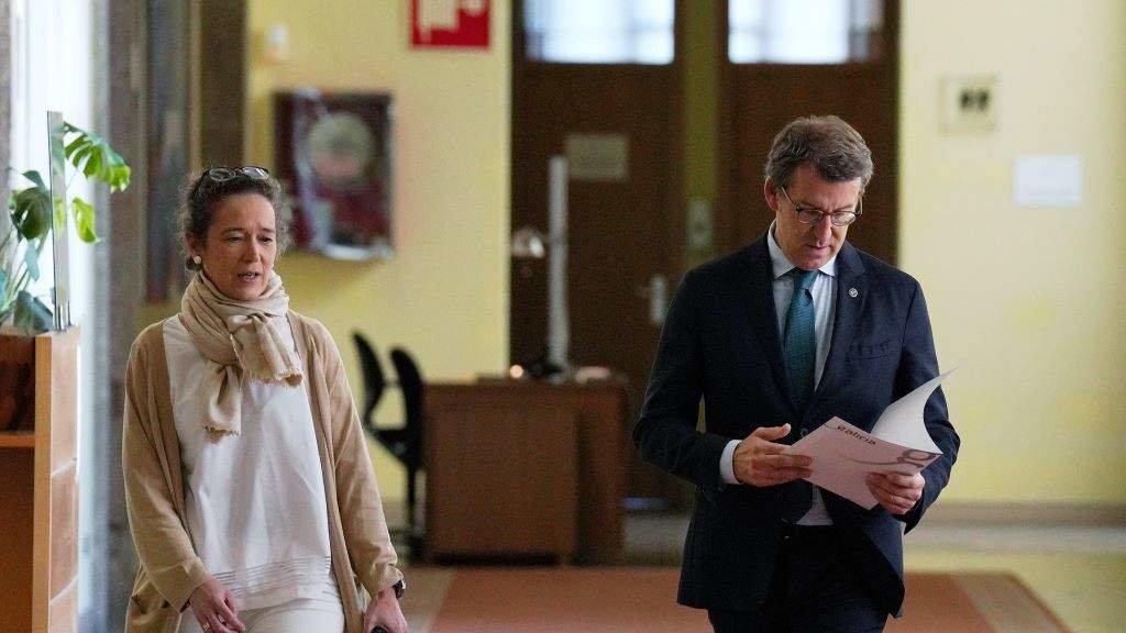 Mar Sánchez e Alberto Núñez Feixoo, nos corredores do Parlamento galego. (Foto: Europa Press)