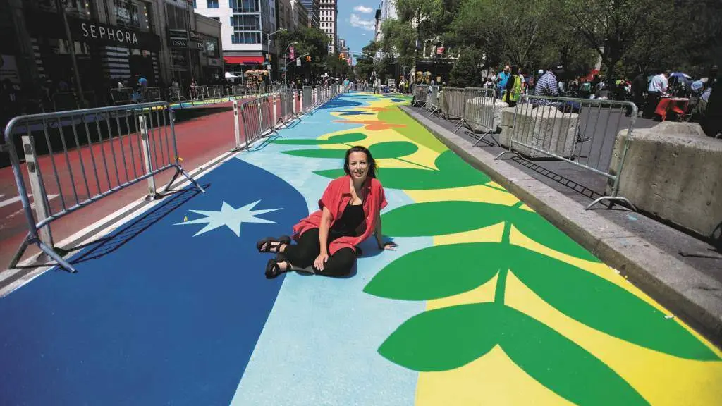 A aritsta Vanesa &Aacute;lvarez no mural de m&aacute;is de 2 quil&oacute;metros que pintou en Union Square de Nova York. (Foto: Jane Kratochvil)