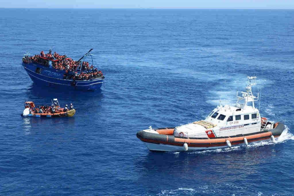 Rescate de Médicos Sen Fronteiras e a Garda Costeira italiana dun grupo de persoas no mar Mediterráneo a finais de maio. (Foto: Médicos Sen Fronteiras)
