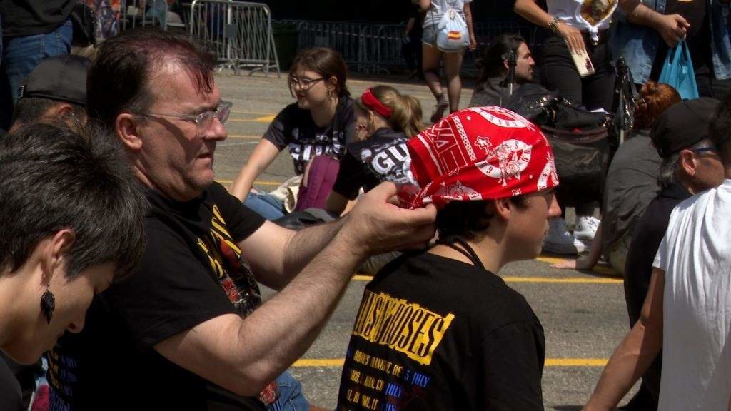 Centos de fans de Guns N'Roses ás portas de Balaídos, a pasada segunda feira. (Foto: Europa Press)