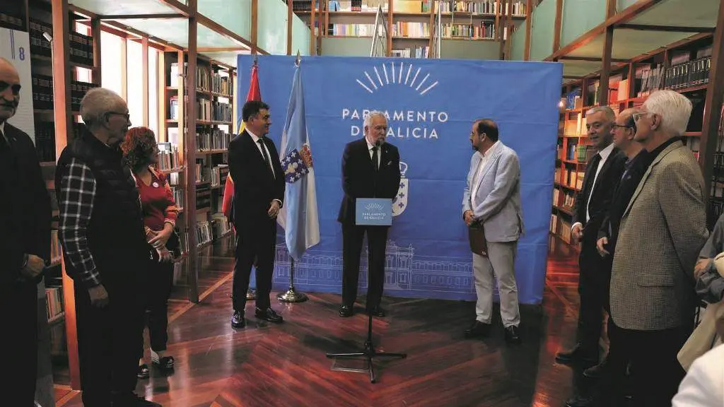 Camilo Nogueira, Montse Prado, Rom&aacute;n Rodr&iacute;guez, Miguel A. Santalices, Henrique Monteagudo, Valent&iacute;n Garc&iacute;a, Anxo Lourenzo e V&iacute;ctor Freixanes, esta cuarta feira na biblioteca da C&aacute;mara. (Foto: Parlamento da Galiza)