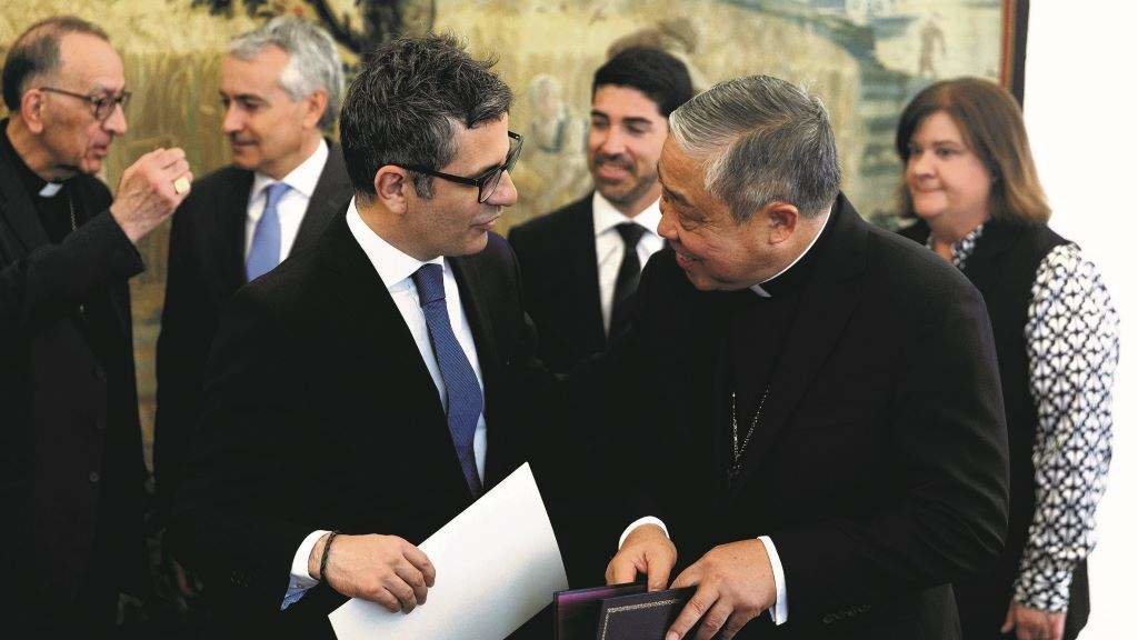 O ministro Félix Bolaños co nuncio en España, o arcebispo Bernardito Auza o pasado mes de marzo. (Foto: Eduardo Parra / Europa Press)