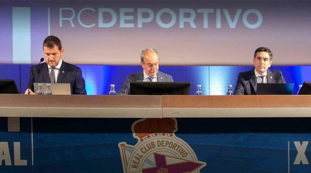 Antonio Couceiro (centro), presidente do club, xunto a outros membros do Consello de Administración do RC Deportivo (Foto: RC Deportivo).