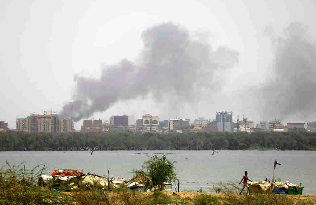 Ataques en Khartún, a capital sudanesa, nos primeiros compases da terceira guerra civil no país. (Foto: Mohamed Khidir / Europa Press)
