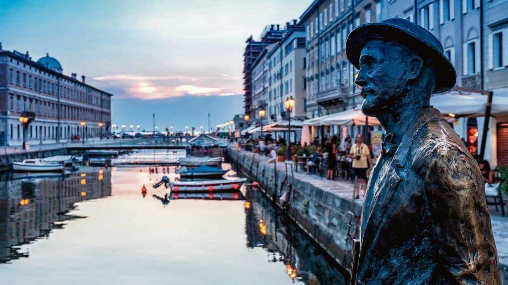 Escultura de James Joyce na cidade italiana de Trieste, onde viviu durante a redacción de 'Ulysses'. (Foto: Ulysses European Odissey)