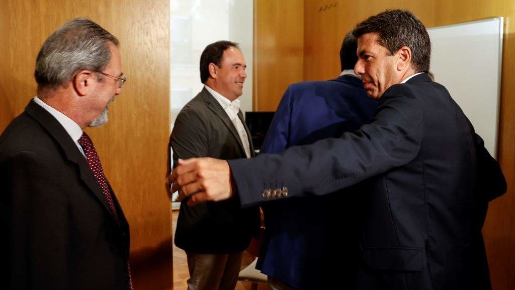 Carlos Mazón (PP) saúda Carlos Flores (Vox) no inicio da reunión para pactar o novo Goberno valenciano. (Foto: Rober Solsona / Europa Press)