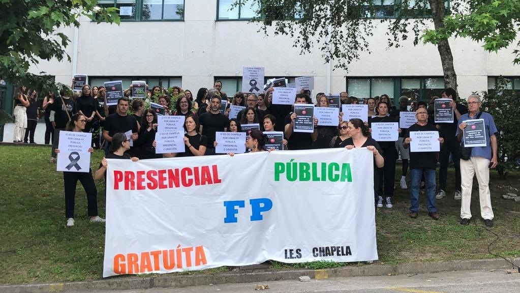 Alumnado e docentes do IES de Chapela concentráronse ás portas do centro contra os cambios impostos pola Xunta en FP. (Foto: Nós Diario).