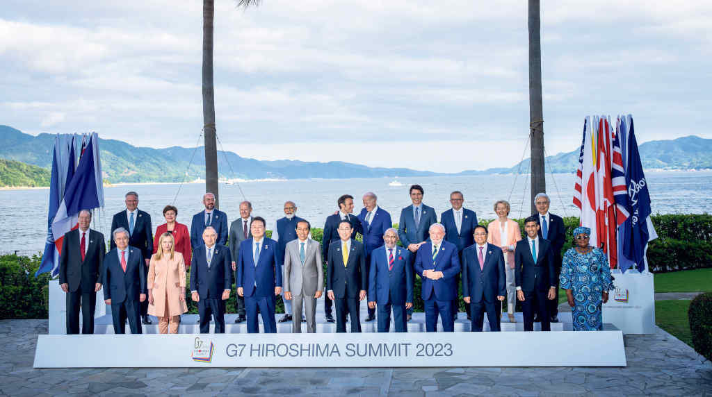 Foto de familia con países socios e organizacións internacionais o pasado 20 de maio no Cume do G7 en Hiroshima (Foto: Stefan Rousseau/PA Cable/dpa).